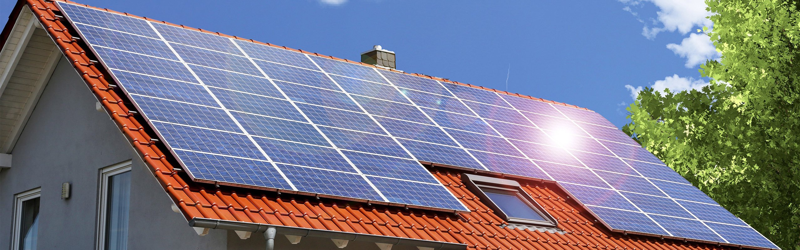 Sonne scheint auf Solardach Sonne scheint auf die Solaranlage auf dem Dach eines Einfamilienhauses