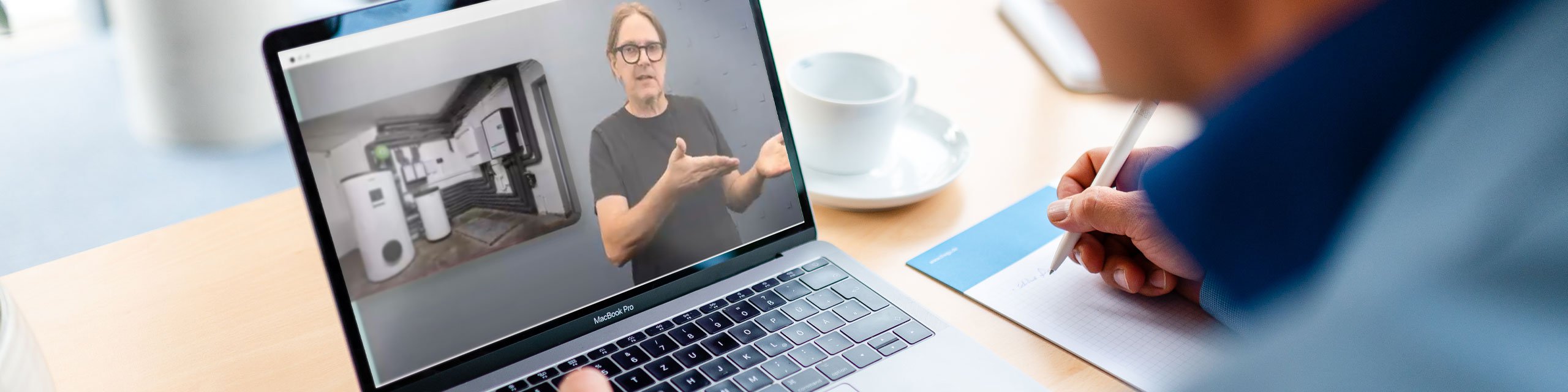 Wissensportal Wärmepumpe Ein Mann nutzt das Wissensportal Wärmepumpe auf einem aufgeklappten Laptop
