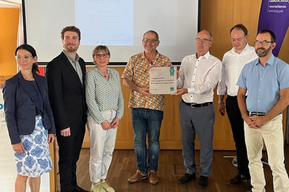 Energiemanagement-Zertifikatsübergabe durch den Thüringer Umweltminister Stengele Umweltminister Stengele (Mitte) zeichnet die Diakoniestiftung Weimar Bad Lobenstein als bundesweit ersten Wohlfahrtsverband für ein ganzheitliches Energiemanagement ein.