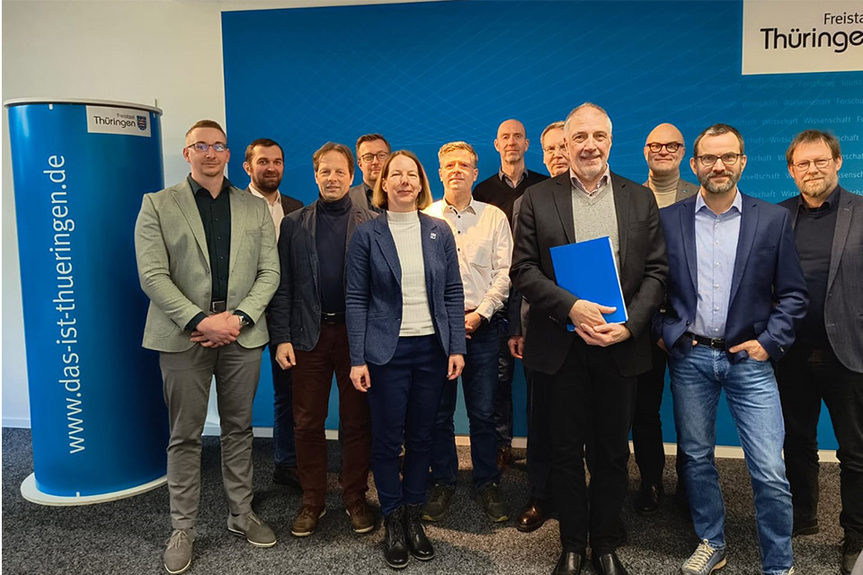 Unterzeichnung der Kooperationsvereinbarung Gruppenbild nach der Unterzeichnung der Kooperationsvereinbarung mit Vertretern des Thüringer Wissenschaftsministeriums, der Thüringer Hochschulen und der Landesenergieagentur ThEGA