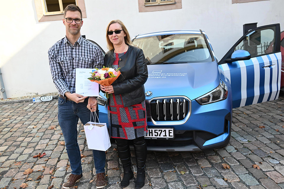 ThEGA kürt 100. E-Lotsen in Thüringen ThEGA-Mitarbeiter Rico Hofmann zeichnet 100. Thüringer E-Lotsen aus, Dr. Arlett Nehring aus dem Landratsamt Saale-Holzland-Kreis