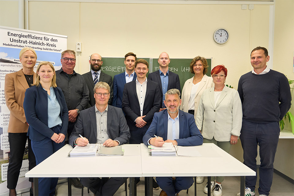 Vertragsunterzeichnung Energie-Contracting Gruppenbild bei der Vertragsunterzeichnung für ein Energie-Contracting im Landkreis Unstrut-Hainich mit Akteuren des Landratsamts, der Deutschen Energieagentur dena, der Thüringer Energieagentur THEGA und des Energiedienstleisters ENGIE Deutschland