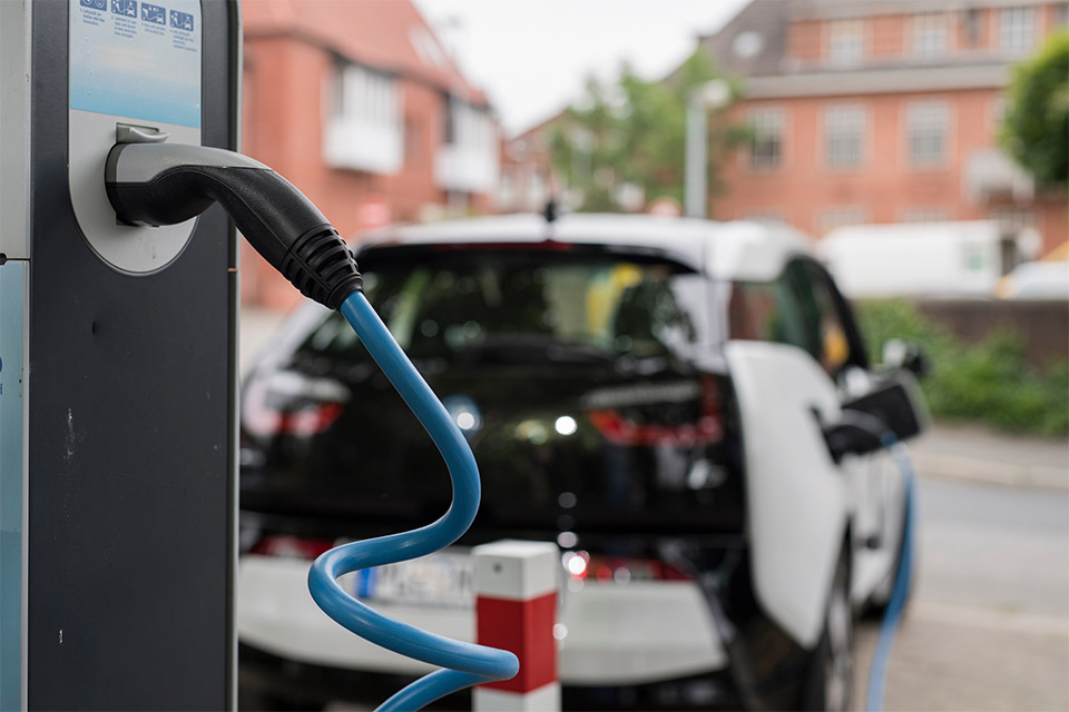 Elektroauto tankt Strom Elektroauto tankt Strom an einer Ladesäule