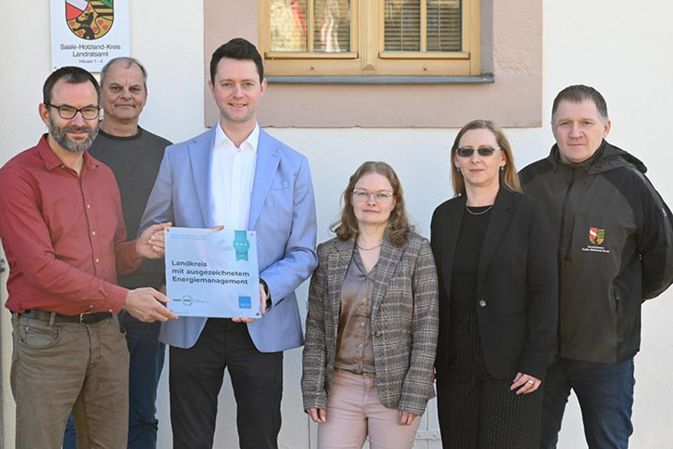 Energiemanagement-Zertifikatsübergabe Landkreis Saale-Holzland Frank Kuhlmey (links) von der ThEGA übergibt Energiemanagement-Zertifikat an Vertreter des Landkreises Saale-Holzland mit Landrat Johann Waschnewski (3.v.l.)